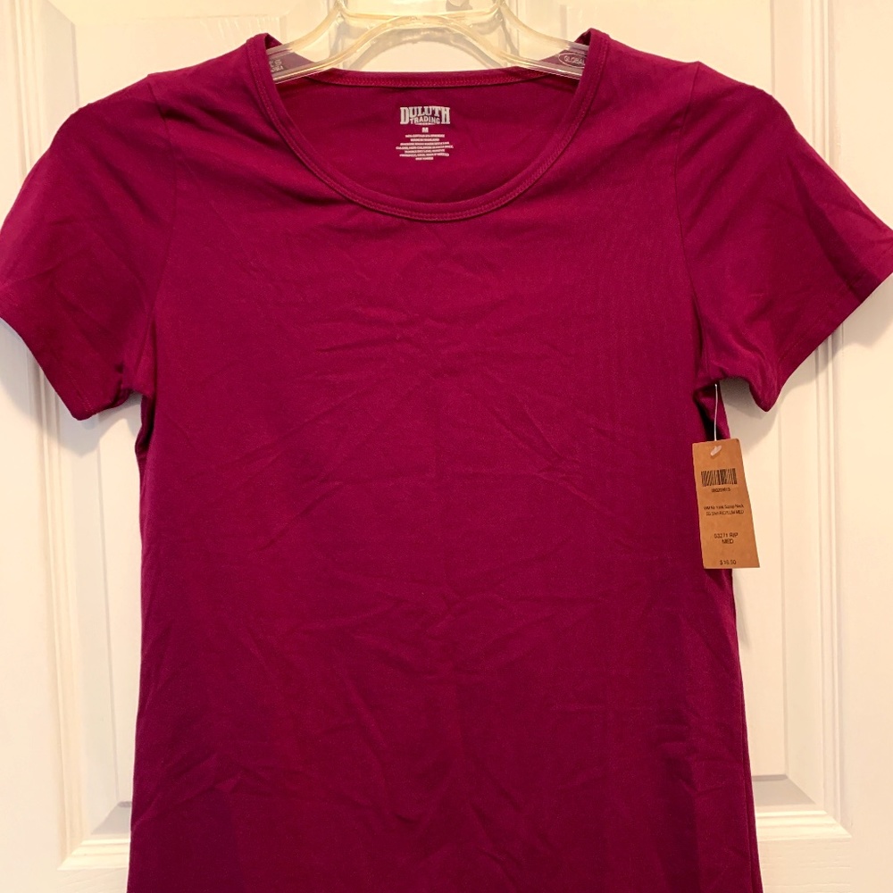 WOMENS SS T-SHIRT.  DULUTH TRADING.  MED. PLUM.  NWT.